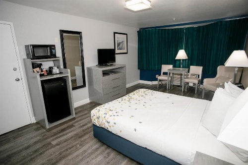 Anchor Beach Inn image 19