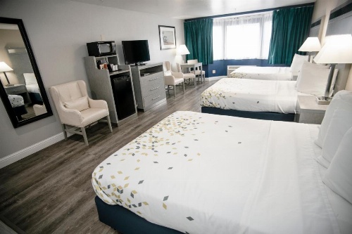 Anchor Beach Inn image 31