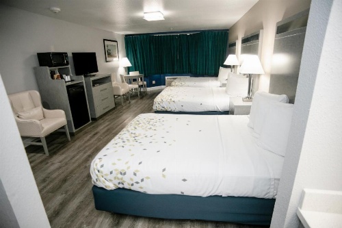 Anchor Beach Inn image 32