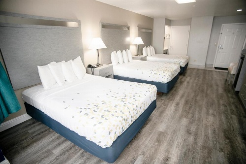 Anchor Beach Inn image 38